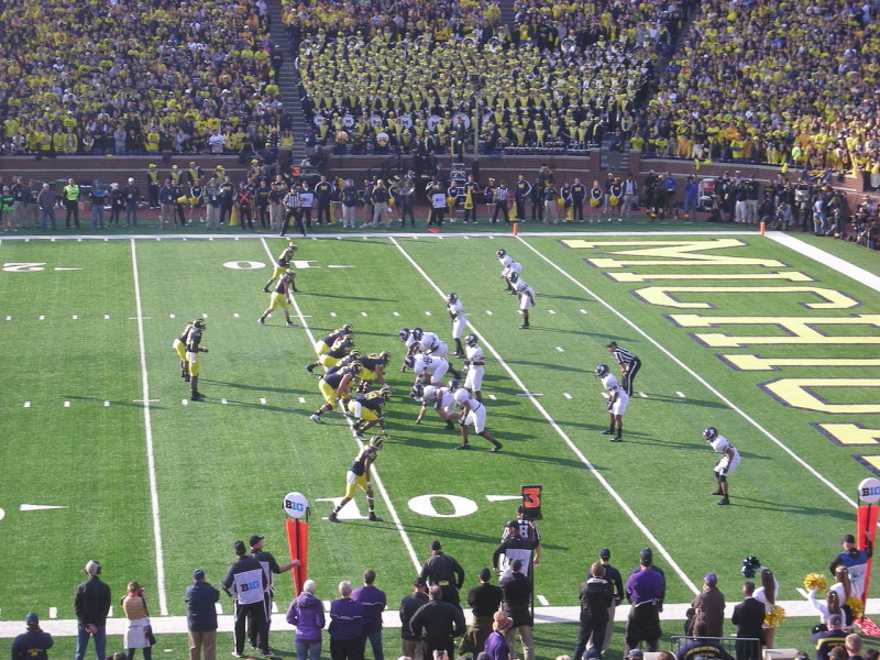 1280px-Northwestern_vs._Michigan_football_2012_12_(Michigan_on_offense)